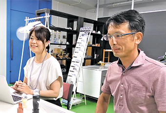 岩間工業所の弘田舞セールスマネージャー（写真左）と濱田弘顕東京テクニカルセンター所長
