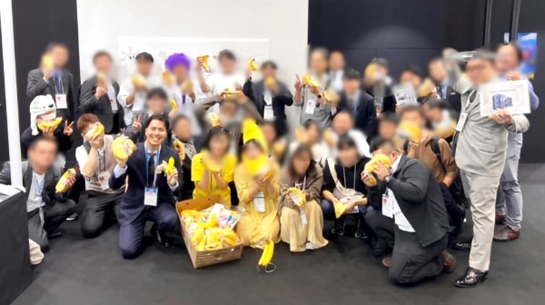 SNSを使った交流イベント「バナナチャレンジ」で集まった人達の記念撮影写真