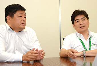 MECTまでにさらなる改良を目指すトライエンジニアリングの岡丈晴部長（右）とイワタツールの岩田昌尚社長