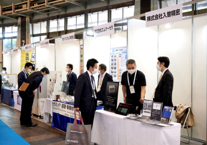 中小企業支援ブースに出展する企業のブースが並ぶイメージ