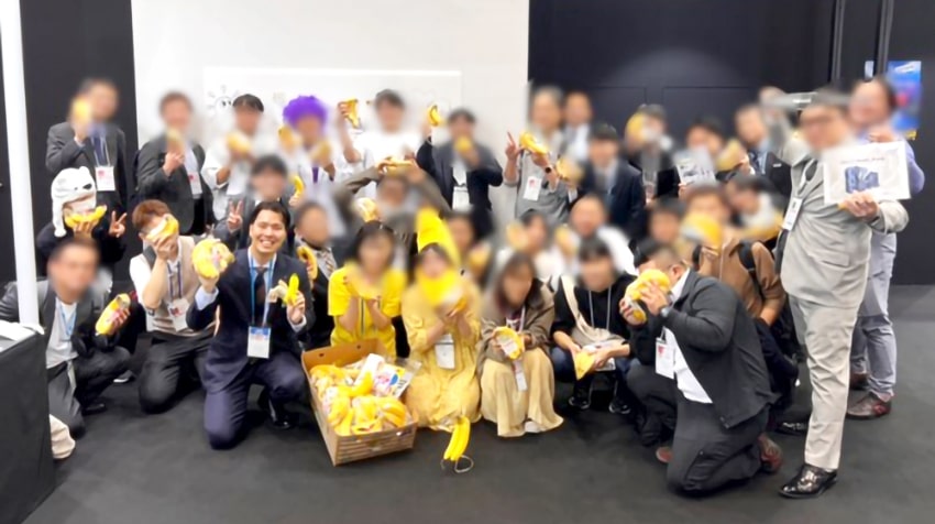 SNSを使った交流イベント「バナナチャレンジ」で集まった人達の記念撮影写真