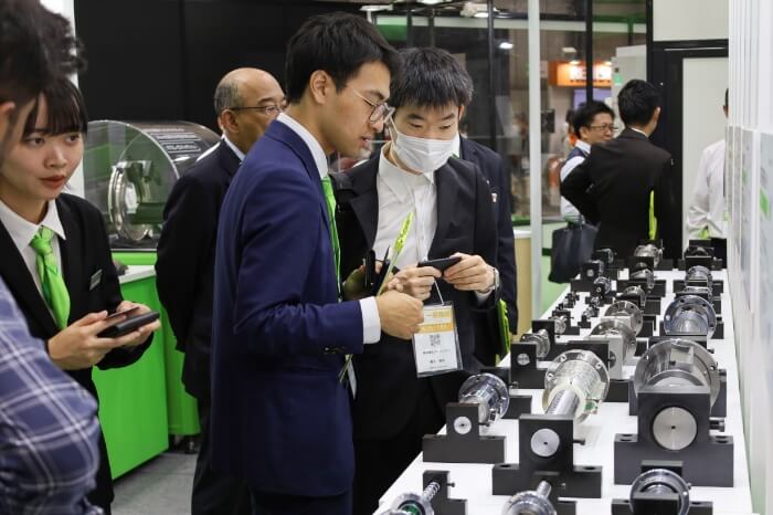 新製品や新技術を見て話し合っているイメージ