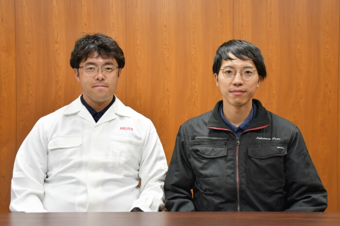 メイラメディカル事業部の伊藤裕康主任（＝写真左）と、中村留精密工業営業技術部の五宝純一さん（＝同右）