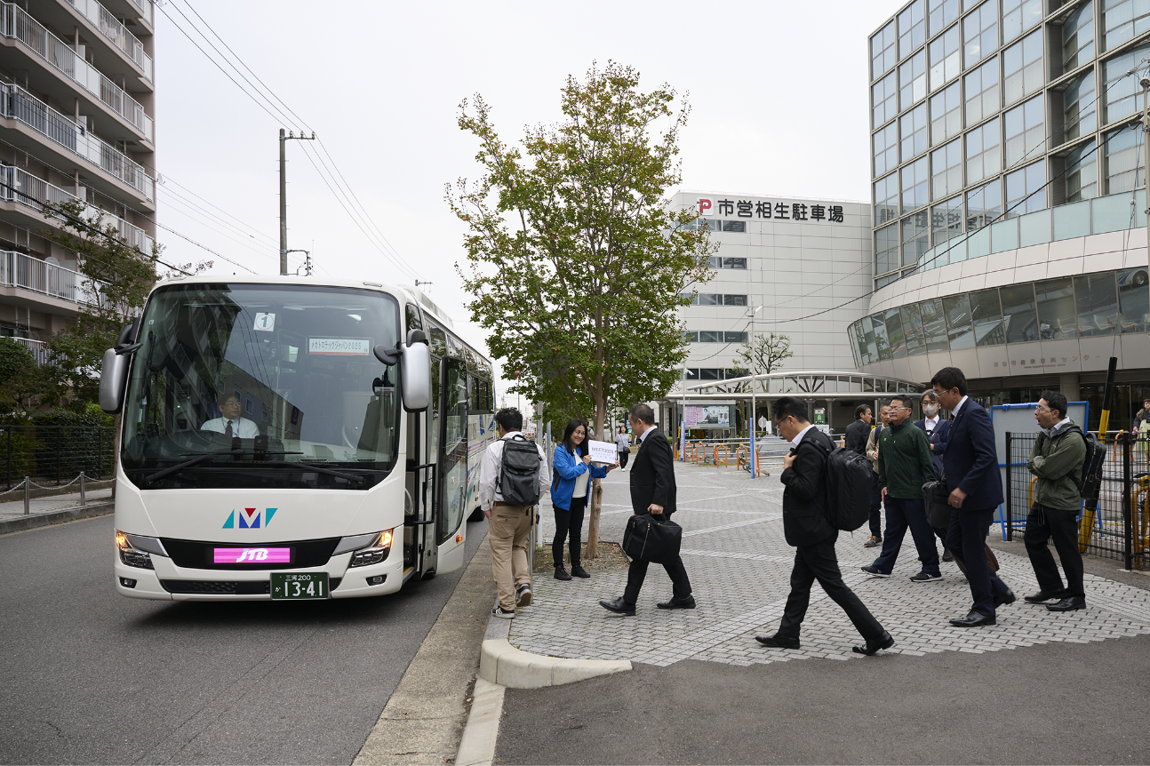 刈谷駅でMECT来場者を送迎する無料シャトルバス