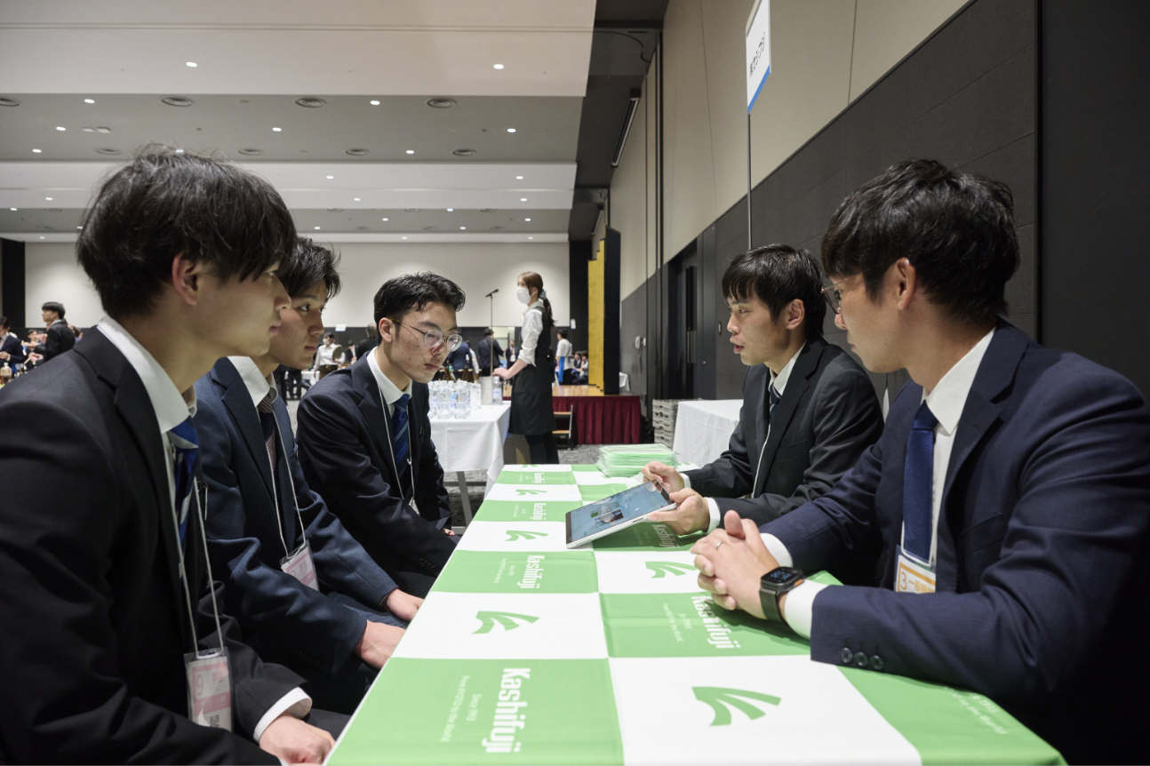 工作機械トップセミナーで学生に説明する企業担当者