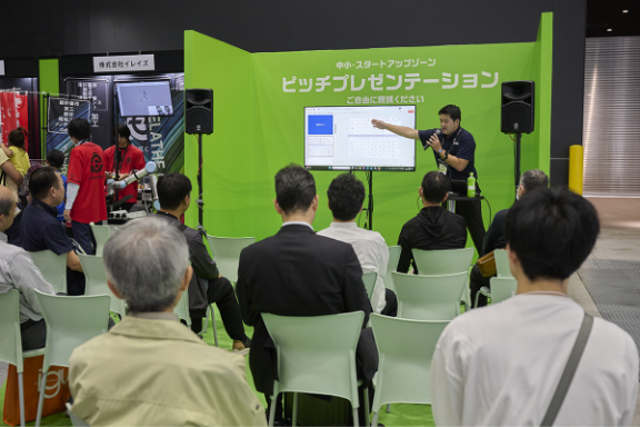 中小・スタートアップゾーンのピッチプレゼンテーションで発表する出展者