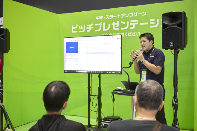 プレゼンテーションコーナーで発表する出展者と聴講する来場者